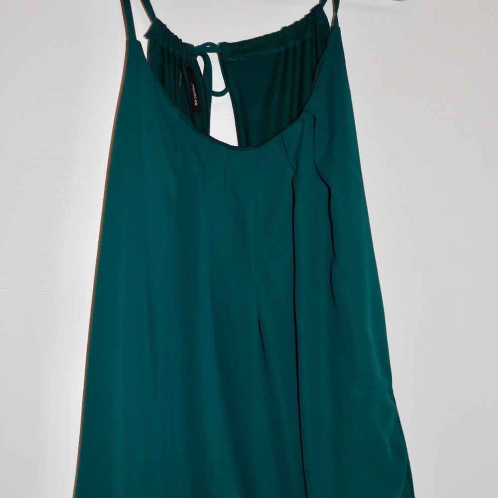Dressy tank with key hole back